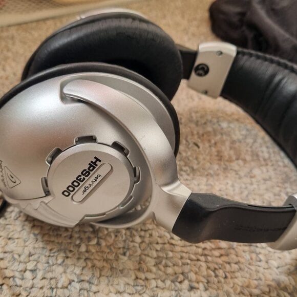 Headphones - Picture 2 of 3